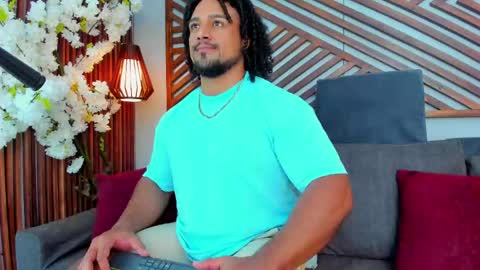 Snapshot of mike_estevess chatting on May 20, 7:25 am online show from May 20, 7:25 am