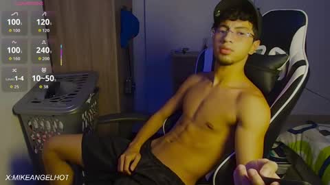 Snapshot of mike_pineapple chatting on June 7, 3:43 am Mike Pineapple online show from June 7, 3:43 am
