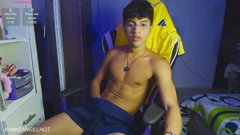 Snapshot of mike_pineapple chatting on June 21, 3:53 am Mike Pineapple online show from June 21, 3:53 am