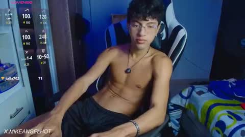 Snapshot of mike_pineapple chatting on June 25, 5:12 am Mike Pineapple online show from June 25, 5:12 am