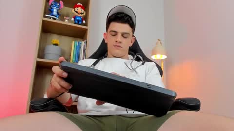 Snapshot of mikecooper_ chatting on March 19, 4:05 am Mike Cooper online show from March 19, 4:05 am