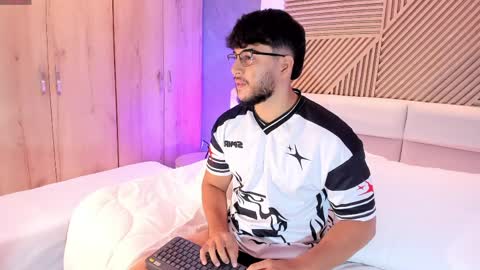 Snapshot of mikefox__ chatting on April 2, 11:08 am Mikeee online show from April 2, 11:08 am