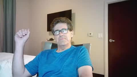 Snapshot of mikewulds chatting on January 11, 3:22 am Mike online show from January 11, 3:22 am