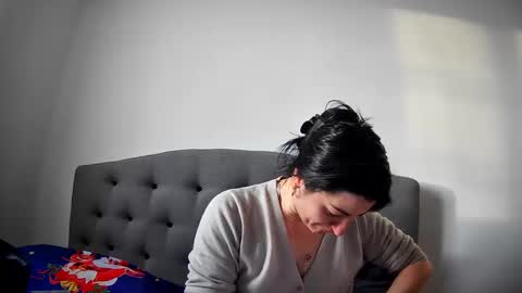 Snapshot of mikyloveu chatting on December 18, 1:45 pm Mikyloveu online show from December 18, 1:45 pm