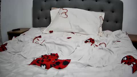 Snapshot of mikyloveu chatting on February 14, 5:36 pm Mikyloveu online show from February 14, 5:36 pm