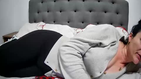 Snapshot of mikyloveu chatting on February 21, 7:43 pm Mikyloveu online show from February 21, 7:43 pm