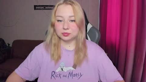 Snapshot of mila_foxxxy chatting on November 5, 8:36 am Mila shy sensual person online show from November 5, 8:36 am