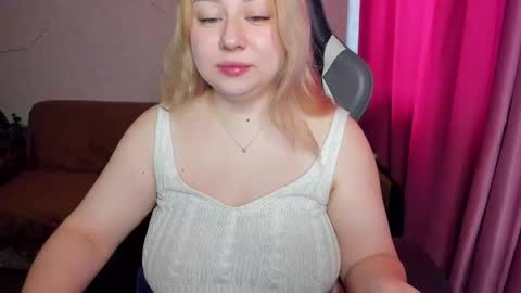 Snapshot of mila_foxxxy chatting on November 6, 8:04 am Mila shy sensual person online show from November 6, 8:04 am