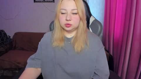 Snapshot of mila_foxxxy chatting on November 12, 8:59 am Mila shy sensual person online show from November 12, 8:59 am