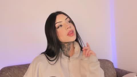 Snapshot of mila_monty__ chatting on December 13, 2:43 am online show from December 13, 2:43 am