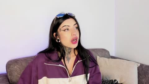 Snapshot of mila_monty__ chatting on January 10, 3:29 am online show from January 10, 3:29 am