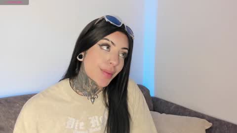 Snapshot of mila_monty__ chatting on February 1, 7:15 am online show from February 1, 7:15 am