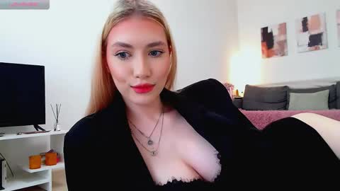 Snapshot of mila_nowak chatting on May 7, 9:25 am mila nowak online show from May 7, 9:25 am