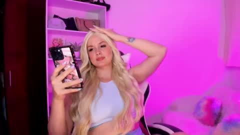 Snapshot of mila_violet chatting on November 5, 2:44 am Mila online show from November 5, 2:44 am