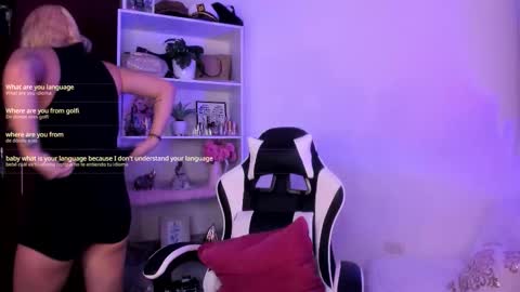 Snapshot of mila_violet chatting on November 14, 2:32 am Mila online show from November 14, 2:32 am