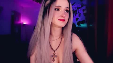 Snapshot of miladyjolie chatting on October 22, 7:19 am MiladyJolie online show from October 22, 7:19 am