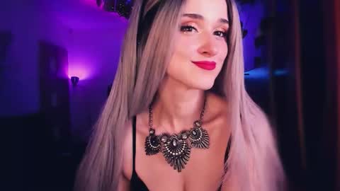 Snapshot of miladyjolie chatting on November 22, 2:27 pm MiladyJolie online show from November 22, 2:27 pm