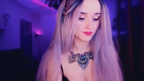 Snapshot of miladyjolie chatting on December 19, 5:58 am MiladyJolie online show from December 19, 5:58 am