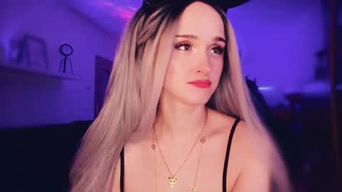 Snapshot of miladyjolie chatting on January 6, 6:39 am MiladyJolie online show from January 6, 6:39 am