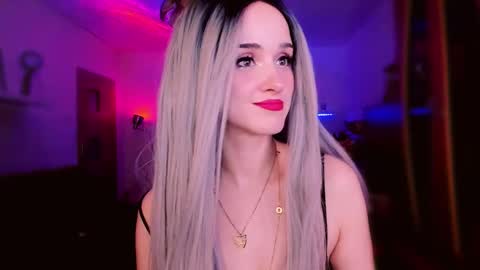 Snapshot of miladyjolie chatting on February 10, 8:46 pm MiladyJolie online show from February 10, 8:46 pm