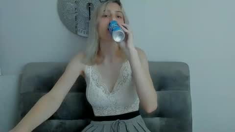Snapshot of milaglow chatting on June 8, 1:22 pm MilaGlow online show from June 8, 1:22 pm