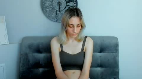 Snapshot of milaglow chatting on June 19, 3:27 pm MilaGlow online show from June 19, 3:27 pm