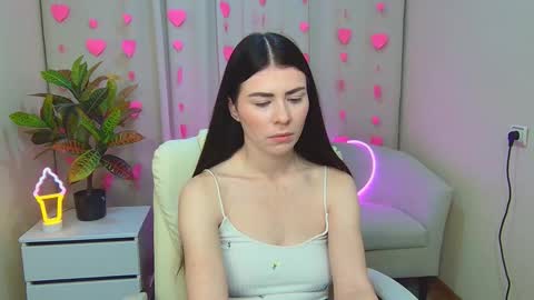 Snapshot of milasecretsss chatting on February 8, 7:45 am milasecretsss online show from February 8, 7:45 am