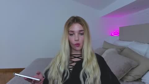 Snapshot of milena_cutiie chatting on September 23, 12:19 pm Mila online show from September 23, 12:19 pm