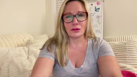 Snapshot of milf_goddess chatting on September 15, 2:22 am MIlf Goddess online show from September 15, 2:22 am