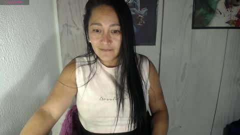 Snapshot of milf_julianna chatting on March 26, 4:40 am Julianna online show from March 26, 4:40 am