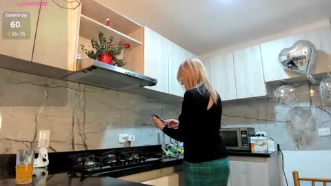 Snapshot of milfashley chatting on January 9, 1:56 pm ASHLEY online show from January 9, 1:56 pm