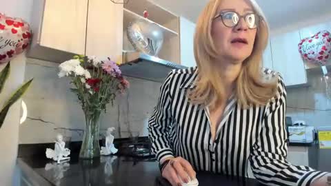 Snapshot of milfashley chatting on February 20, 6:35 pm ASHLEY online show from February 20, 6:35 pm