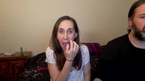 Snapshot of milfqueen831 chatting on December 21, 6:09 am Jessica and Roger online show from December 21, 6:09 am