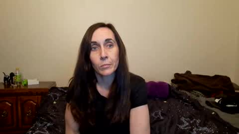 Snapshot of milfqueen831 chatting on January 14, 5:40 am Jessica and Roger online show from January 14, 5:40 am
