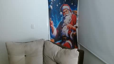 Snapshot of milfrosalie chatting on December 4, 9:51 am Rosalie online show from December 4, 9:51 am