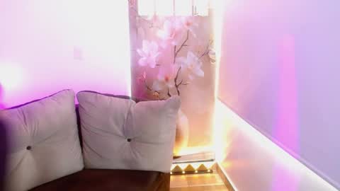 Snapshot of milfrosalie chatting on May 8, 12:21 pm Rosalie online show from May 8, 12:21 pm