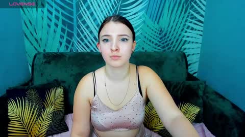 Snapshot of milinafox chatting on March 7, 5:51 am milinafox online show from March 7, 5:51 am