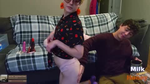 Snapshot of milkandhoneycams chatting on October 28, 2:48 am MilkandHoney online show from October 28, 2:48 am