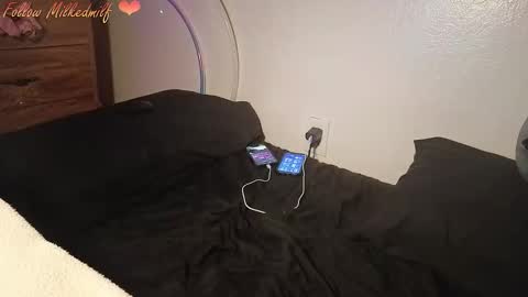 Snapshot of milkedmilf chatting on December 18, 6:41 am milkedmilf online show from December 18, 6:41 am