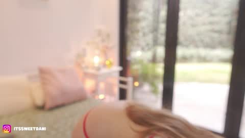 milky_0 online show from May 9, 7:08 pm
