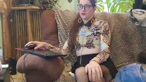 Snapshot of milkyseaofpeach chatting on December 8, 8:15 pm Peach Doll online show from December 8, 8:15 pm