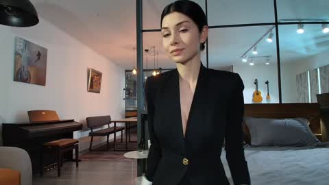 milla bella online show from February 20, 9:15 pm