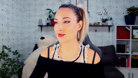 MillaXQueen online show from November 14, 10:36 am