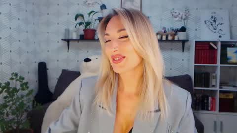 Snapshot of millaxqueen chatting on June 6, 2:44 pm MillaXQueen online show from June 6, 2:44 pm