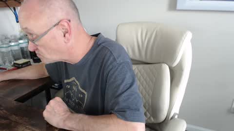 Snapshot of millenium0129 chatting on October 8, 5:32 pm millenium0129 online show from October 8, 5:32 pm