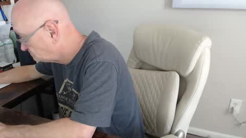 Snapshot of millenium0129 chatting on November 17, 3:29 pm millenium0129 online show from November 17, 3:29 pm