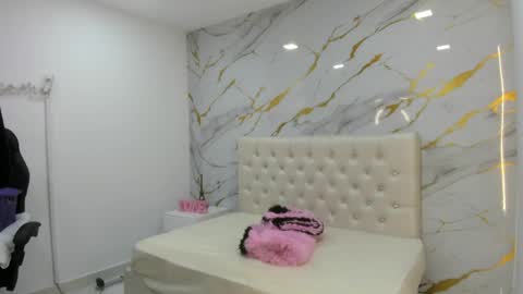 miller_silvana online show from June 5, 11:38 am