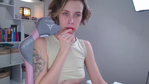 Snapshot of milly_ross23 chatting on December 12, 3:27 pm Milly online show from December 12, 3:27 pm