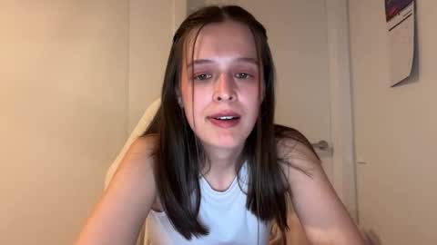 Snapshot of millypetite chatting on October 3, 9:50 am Milly online show from October 3, 9:50 am