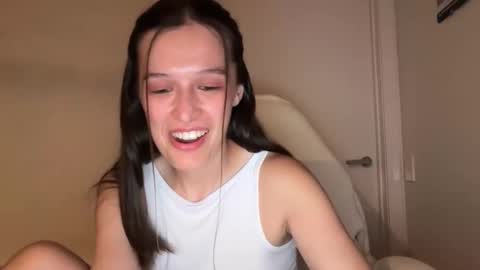 Snapshot of millypetite chatting on October 23, 10:03 am Milly online show from October 23, 10:03 am